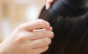 Mới ngoài 20 đã bạc tóc, có cách nào khắc phục?