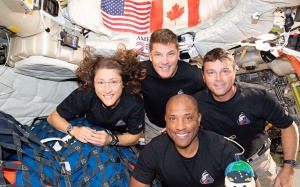 Du hành vũ trụ thách thức giới hạn thể chất ra sao?