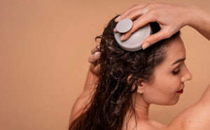 Tẩy tế bào chết da đầu: “Chìa khóa” cho mái tóc khỏe đẹp từ gốc