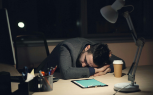 3 thói quen đang âm thầm vắt kiệt não bộ của bạn