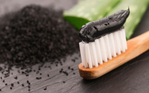 Làm trắng răng bằng than hoạt tính sao cho đúng?