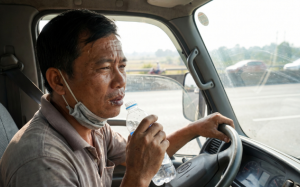 Đừng đợi khát mới uống nước khi lái xe đường dài