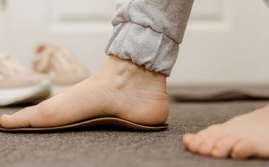 Nguy cơ sức khỏe đi cùng đôi bàn chân bẹt