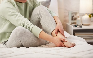Biến chứng tê bì tay chân, khó ngủ về đêm, mắt mờ do đái tháo đường xử trí thế nào?