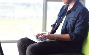 Lý do nên bỏ thói quen đặt laptop trên đùi 