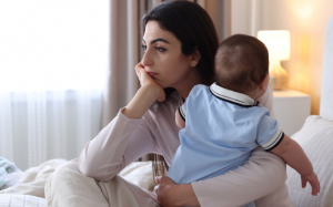 Các vấn đề tâm lý hậu sản ngoài trầm cảm mà cha mẹ cần biết