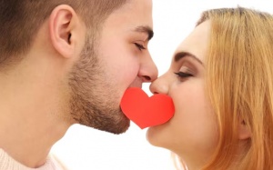 Nhiệt miệng có lây qua nụ hôn?