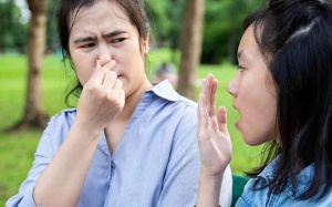 Vì sao khó tự nhận biết hôi miệng?