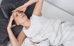 Phụ nữ mãn kinh khó ngủ: Nguyên nhân và cách cải thiện