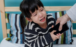 Dỗ trẻ bằng smartphone để lại những hệ lụy lâu dài