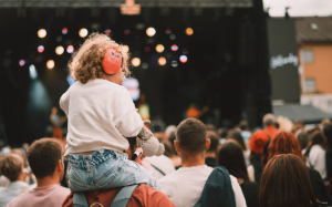 Có nên cho trẻ em đi xem concert?