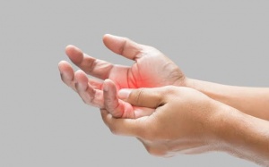 Đường huyết cao gây tê chân, mờ mắt phải làm sao để giảm?