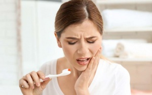 Chảy máu chân răng nhưng không đau có đáng lo?