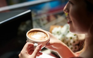 Điều gì xảy ra khi uống cà phê lúc bụng đói?