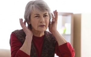 Làm sao để người cao tuổi bớt ù tai, nghe rõ và giao tiếp tốt hơn?