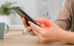 Vì sao dùng điện thoại nhiều dễ đau ngón tay cái?