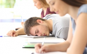 Ngủ đủ giấc giúp sinh viên cải thiện đáng kể điểm số