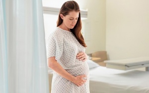 Bà bầu nên tránh dùng nước hoa và vật dụng bằng nhựa