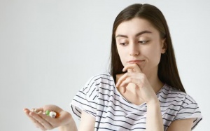 Muốn cải thiện miễn dịch, nên dùng vitamin C hay D?