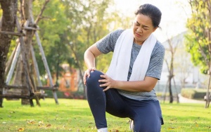 Cách giảm đau đầu gối cho phụ nữ tuổi trung niên  
