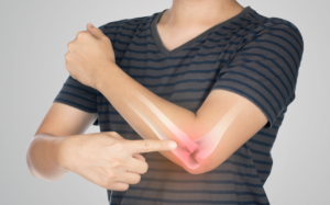 5 thói quen hàng ngày âm thầm tàn phá sức khỏe xương khớp