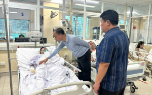 Khẩn trương cứu chữa nạn nhân trong vụ cháy nhà 4 tầng ở Tây Hồ