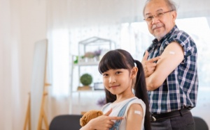 Đang uống kháng sinh có nên tiêm vaccine cúm?