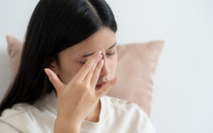 Làm gì khi có dị vật rơi vào mắt?