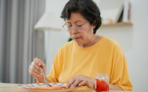 Những thay đổi trong thói quen ăn uống cảnh báo sa sút trí tuệ