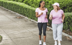 Đi bộ giúp giảm triệu chứng khó chịu do mãn kinh