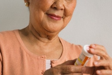 Lưu ý dùng thuốc ở người cao tuổi