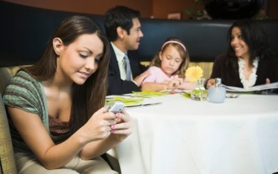 Mẹ dùng điện thoại trong bữa ăn, con chịu thiệt