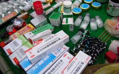 Bán thuốc như bán rau tại chợ…