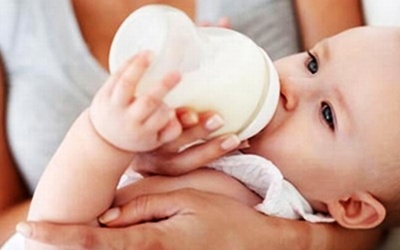 Những sai lầm khi pha sữa cho con