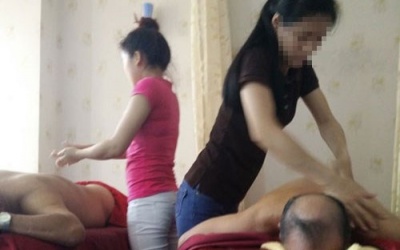 Nực cười… đi chữa bệnh được “tặng” tiền