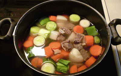 Mẹo siêu tốc loại mỡ khỏi nước dùng