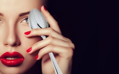 Mẹo làm đẹp chỉ bằng... chiếc thìa inox