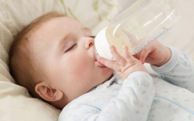 Trẻ bú đêm nhiều có tốt không?