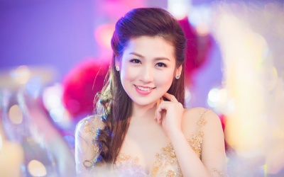 Á hậu Tú Anh vẫn luôn... 'long lanh'