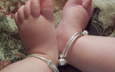 Đeo bạc cho trẻ: Lợi ích thật và lợi ích ảo