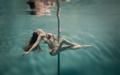 Khoảnh khắc tuyệt đẹp của các cô gái múa cột dưới nước