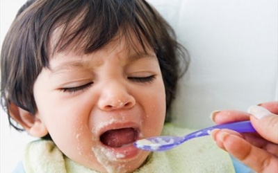  Trẻ bị sặc thức ăn phải làm sao?