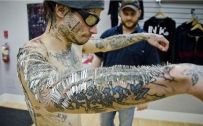 Phá kỷ lục thế giới bằng 4.550 cây kim đâm qua da