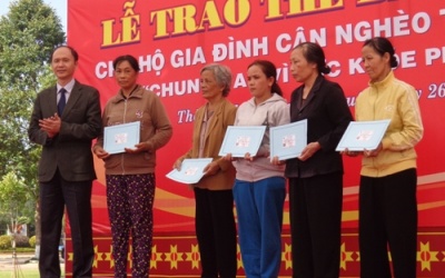 Trao hơn 10.000 thẻ BHYT cho các hộ cận nghèo ở Tây Nguyên