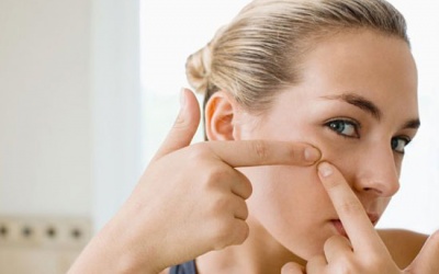 Mụn trắng xung quanh mắt chữa thế nào?