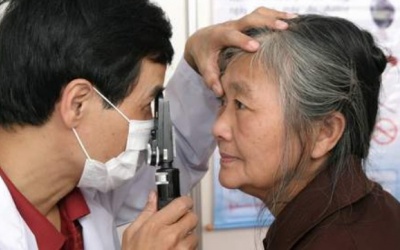 Khám và cấp thuốc miễn phí cho bệnh nhân Glôcôm