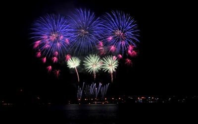 Người dân được đi bộ trên cầu Nhật Tân xem pháo hoa