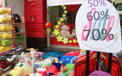 Quần áo giảm giá cuối năm: “Mốt” giảm giá ảo