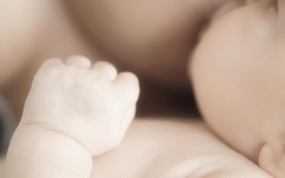 Bú sữa mẹ giúp trẻ khoẻ dạ dày