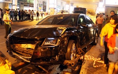 Audi đón Hà Hồ gây tai nạn nghiêm trọng